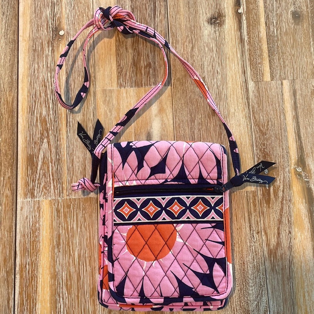VERA BRADLEY love me pink daisy pattern crossbody bag with storage, unused!